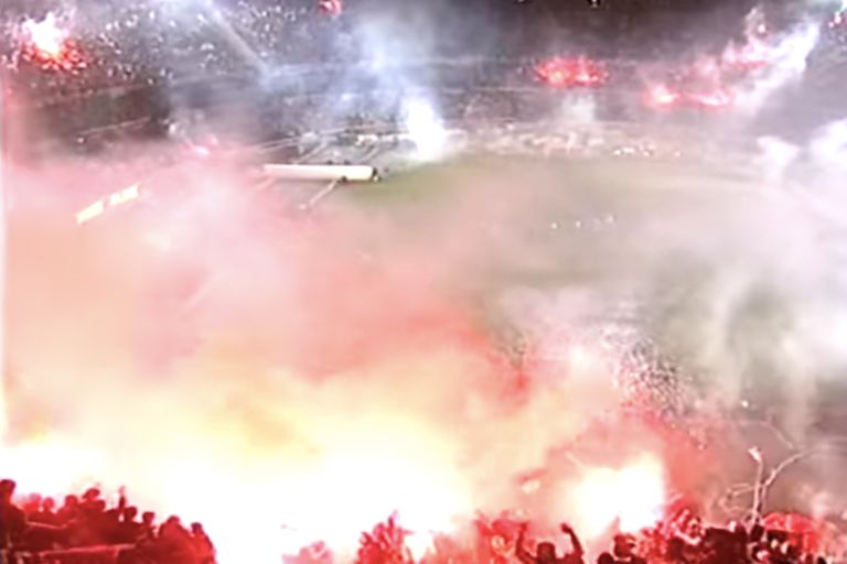 El recibimiento corresponde al encuentro entre River Plate y América de Cali (Colombia) por el partido de vuelta de la final de la Copa Libertadores de América del año 1996.