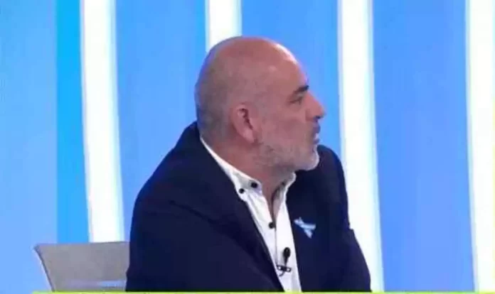Periodista Silvio Chattas de costado en TV