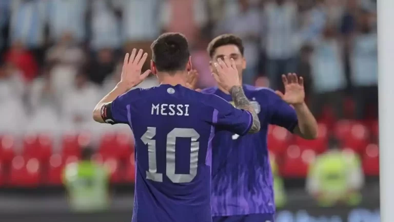 Lionel Messi y Julián Alvarez festejando Gol