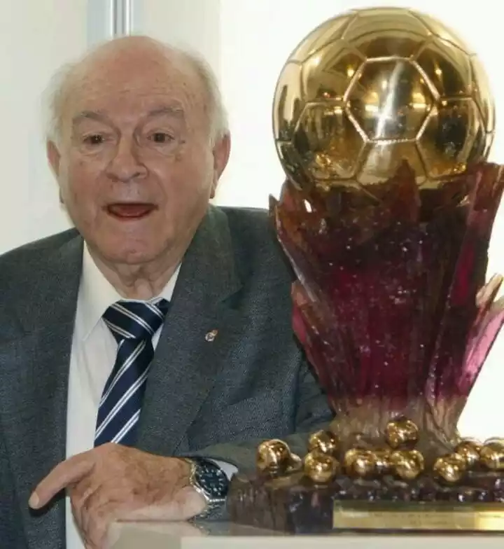 Alfredo Di Stéfano junto al Super Balón de Oro
