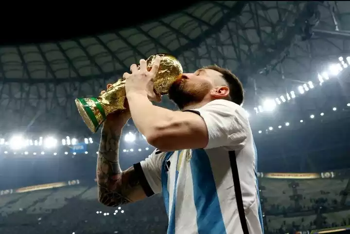 Lionel Messi besando la copa del Mundo